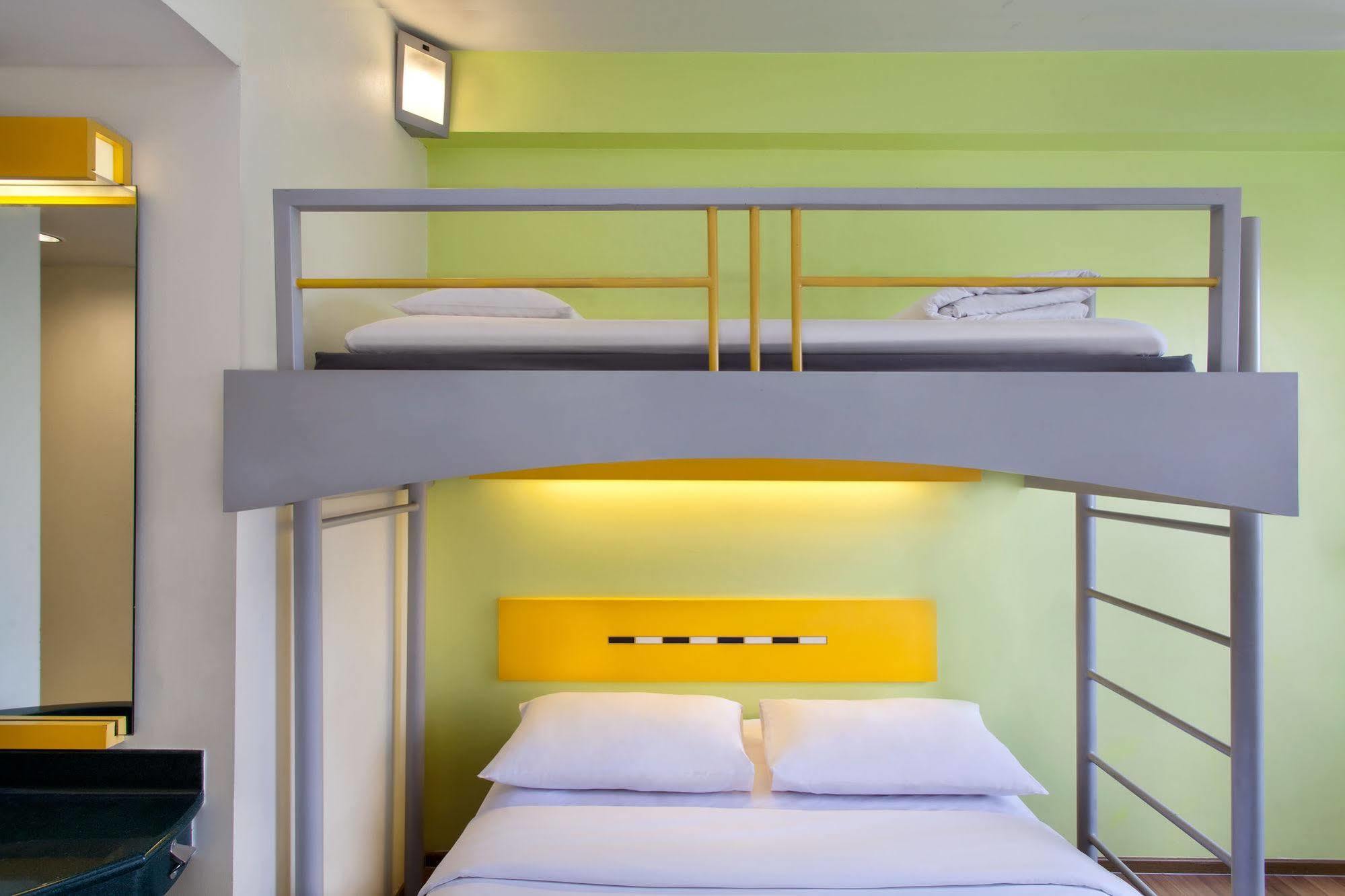 Ibis Budget Jakarta Cikini Exterior foto